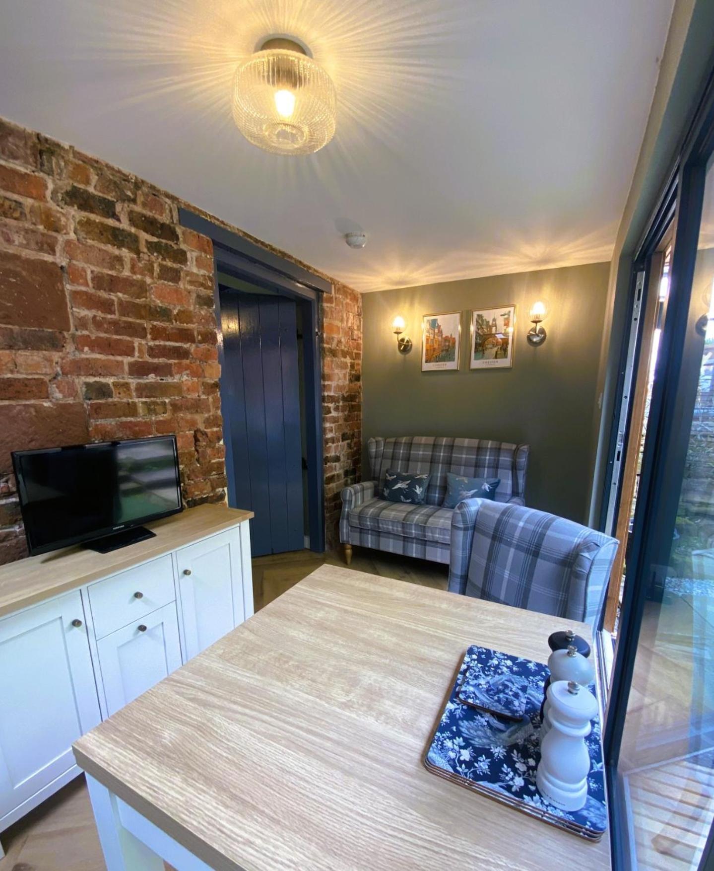 Stay In A Castle! Unique & Luxurious Historical Apartment, Self Contained, Free Parking & Wi-Fi Chester Exteriér fotografie