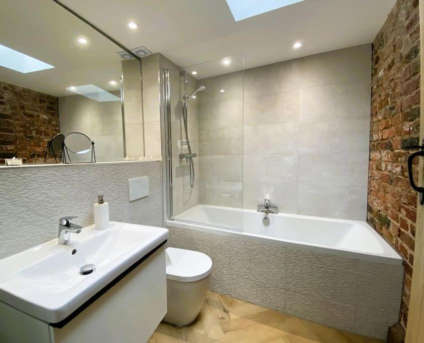 Stay In A Castle! Unique & Luxurious Historical Apartment, Self Contained, Free Parking & Wi-Fi Chester Exteriér fotografie